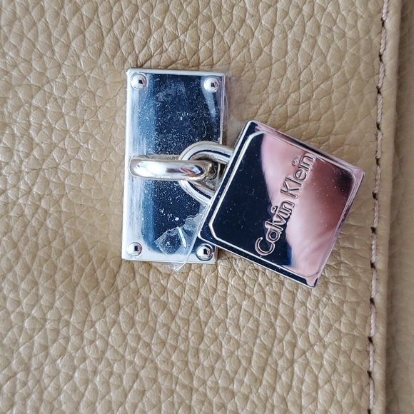 Calvin Klein camel multi compartment crossbody - Picture 2 of 15